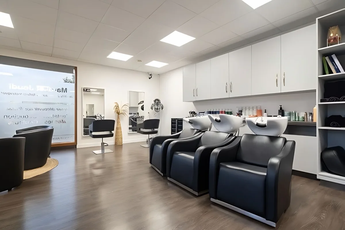 Agencement complet d'un salon de coiffure en Rhône-Alpes, finitions et raccords