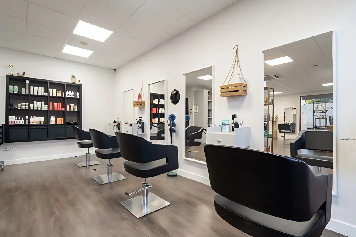 Agencement complet d'un salon de coiffure à Vienne, vue en enfilade