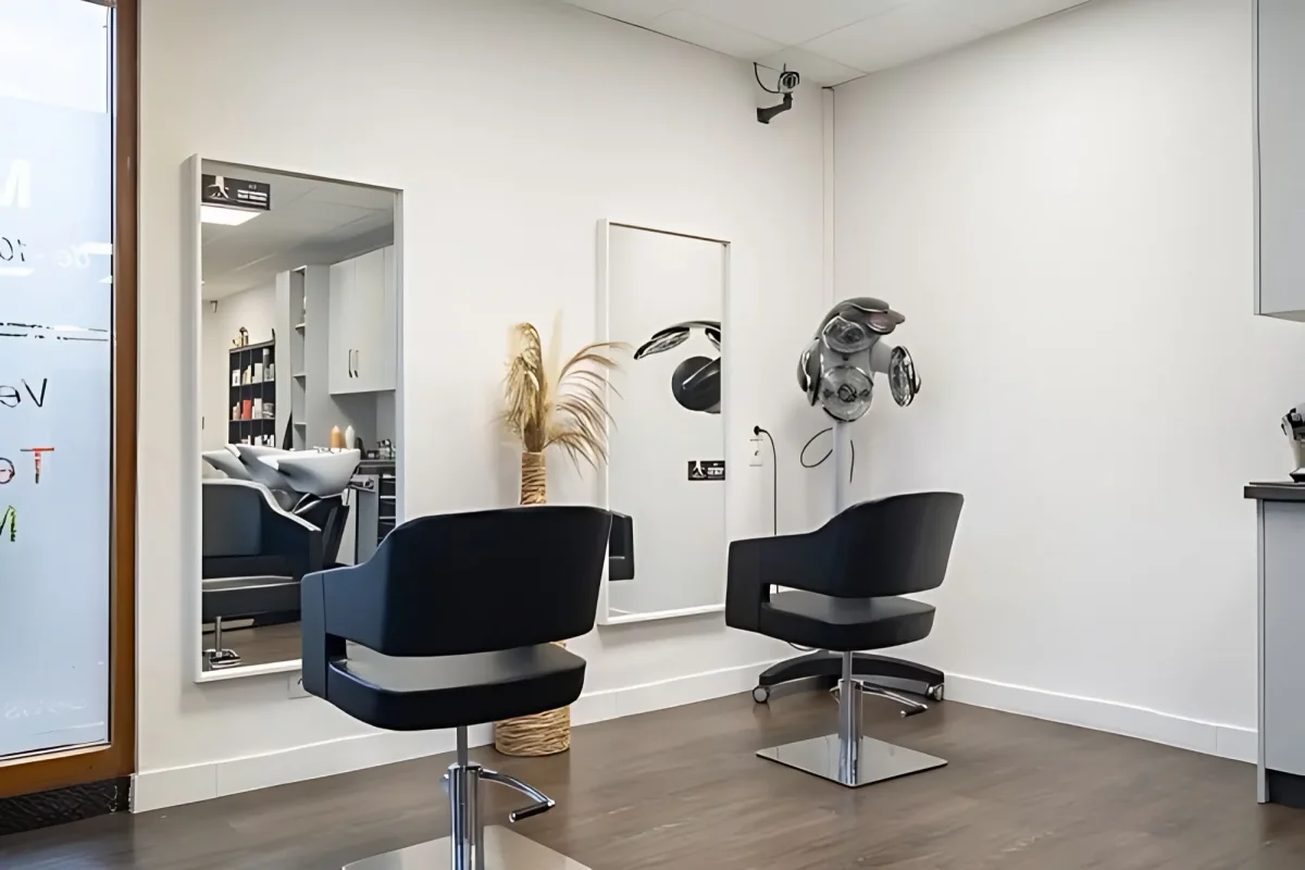 Agencement complet d'un salon de coiffure à Vienne, détail de la mise en œuvre