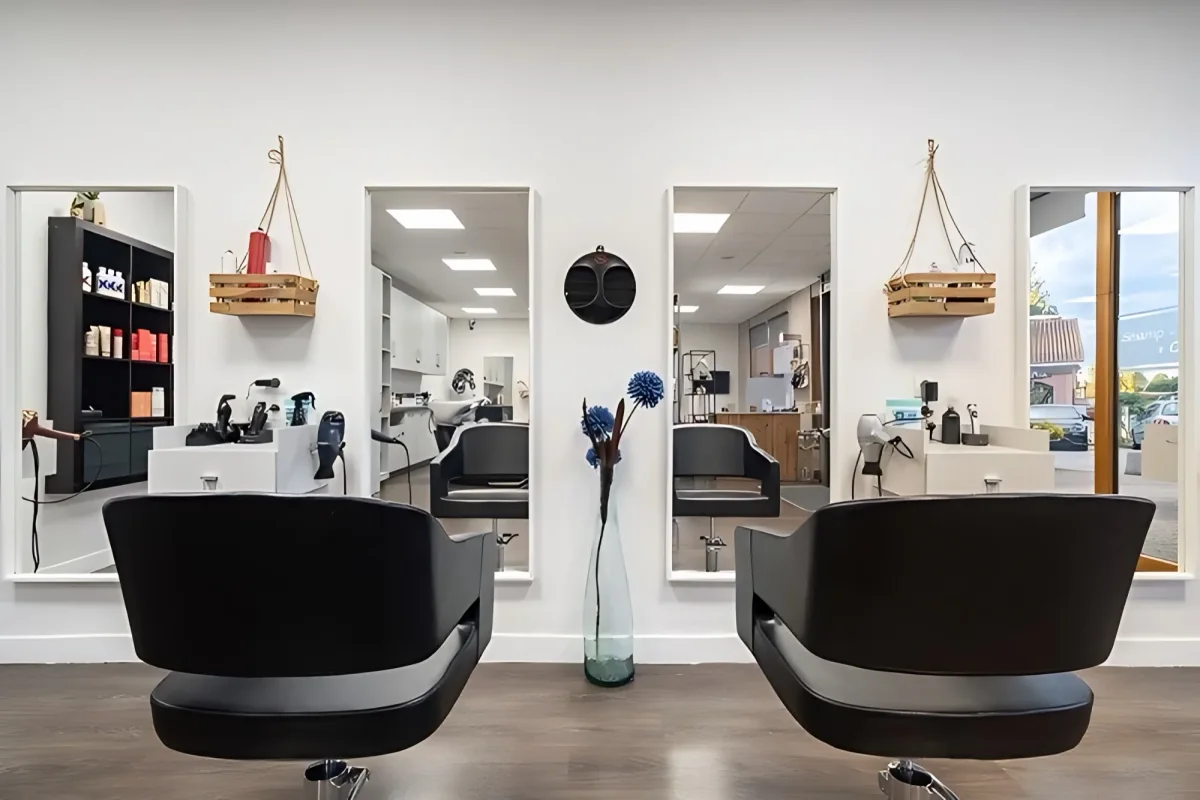 Agencement complet d'un salon de coiffure à Vienne, chantier réalisé par ECM