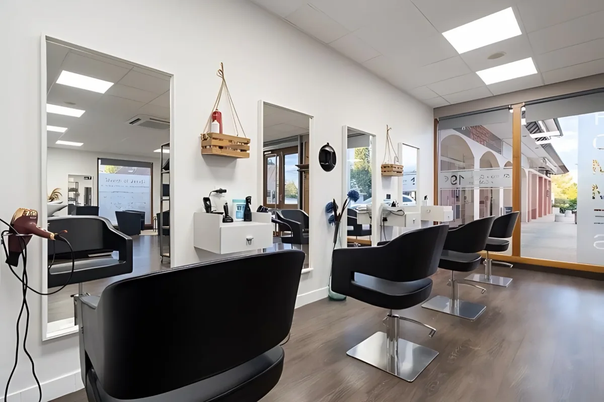 Agencement complet d'un salon de coiffure en Rhône-Alpes, perspective sur l'espace traité