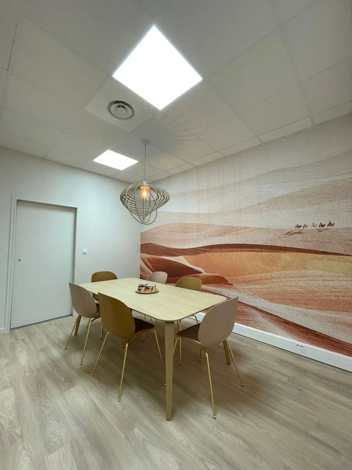 Aménagement de salles de réunion et de bureaux à Vienne, vue depuis la circulation