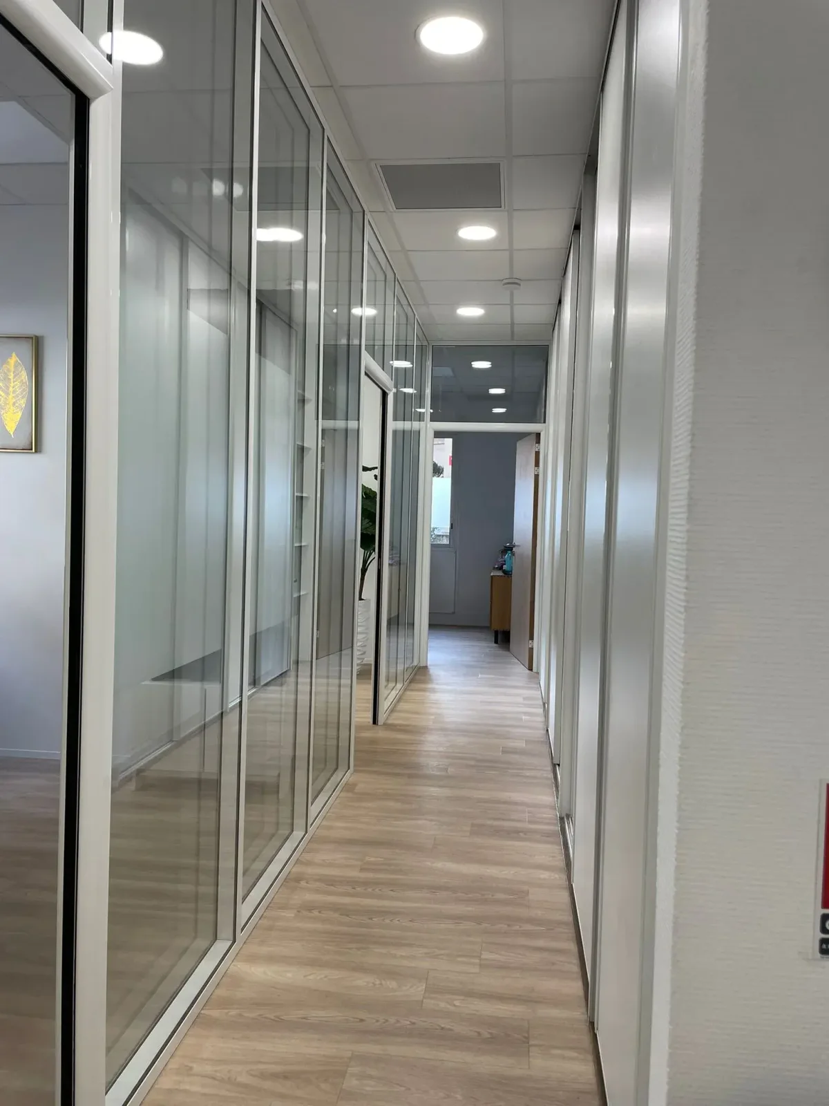 Aménagement d'un open space et de bureaux fermés en Rhône-Alpes, finitions et raccords