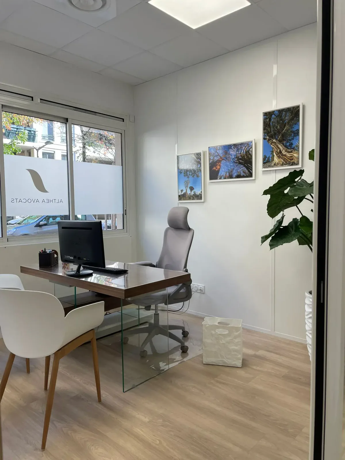 Aménagement de salles de réunion et de bureaux en Rhône-Alpes, finitions et raccords