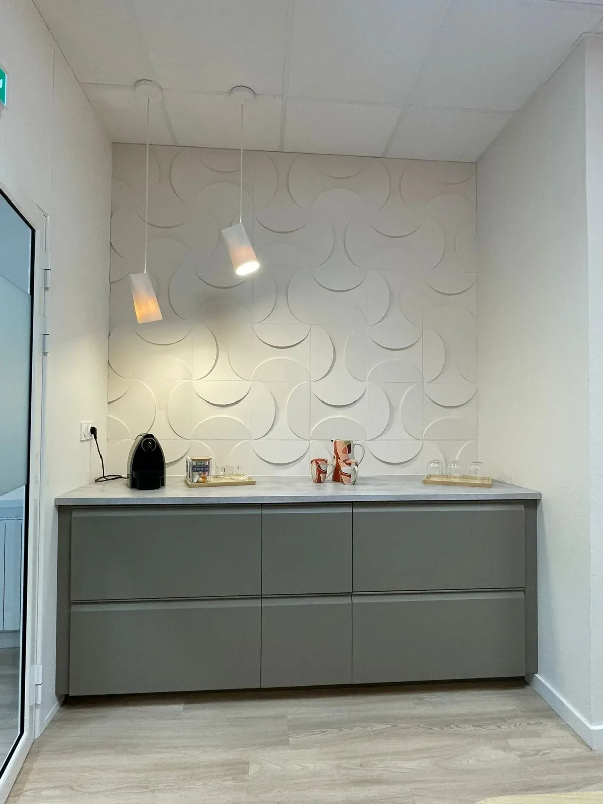 Aménagement d'un open space et de bureaux fermés à Vienne, vue depuis la circulation