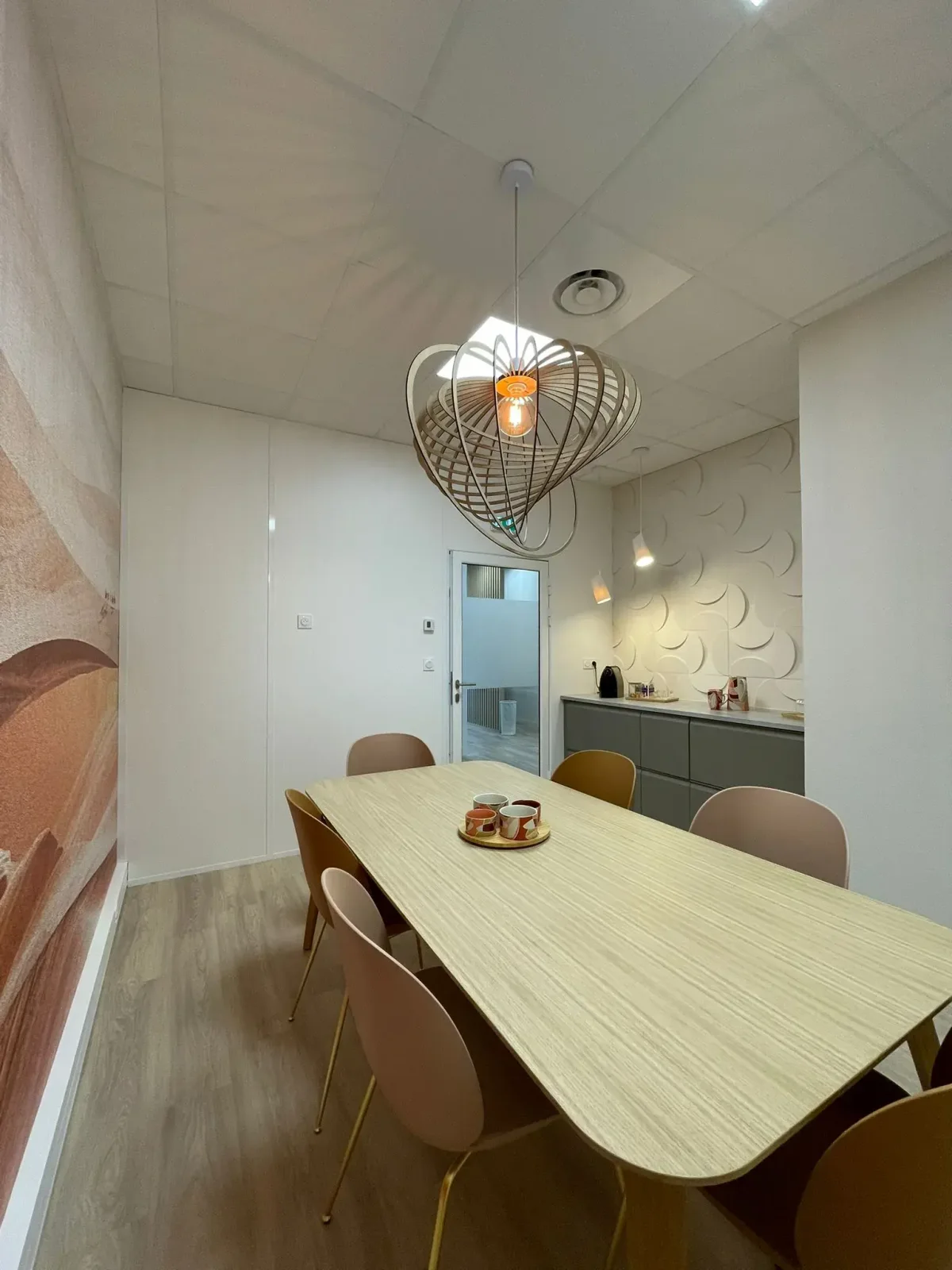 Aménagement de salles de réunion et de bureaux à Vienne, détail de la mise en œuvre