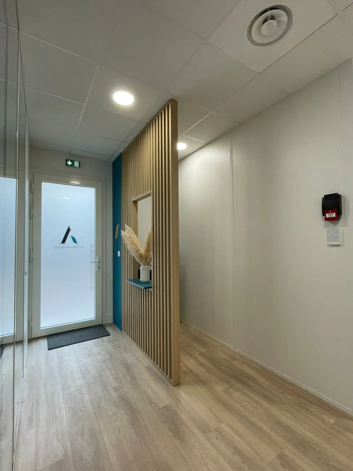 Aménagement d'un open space et de bureaux fermés à Vienne, détail de la mise en œuvre