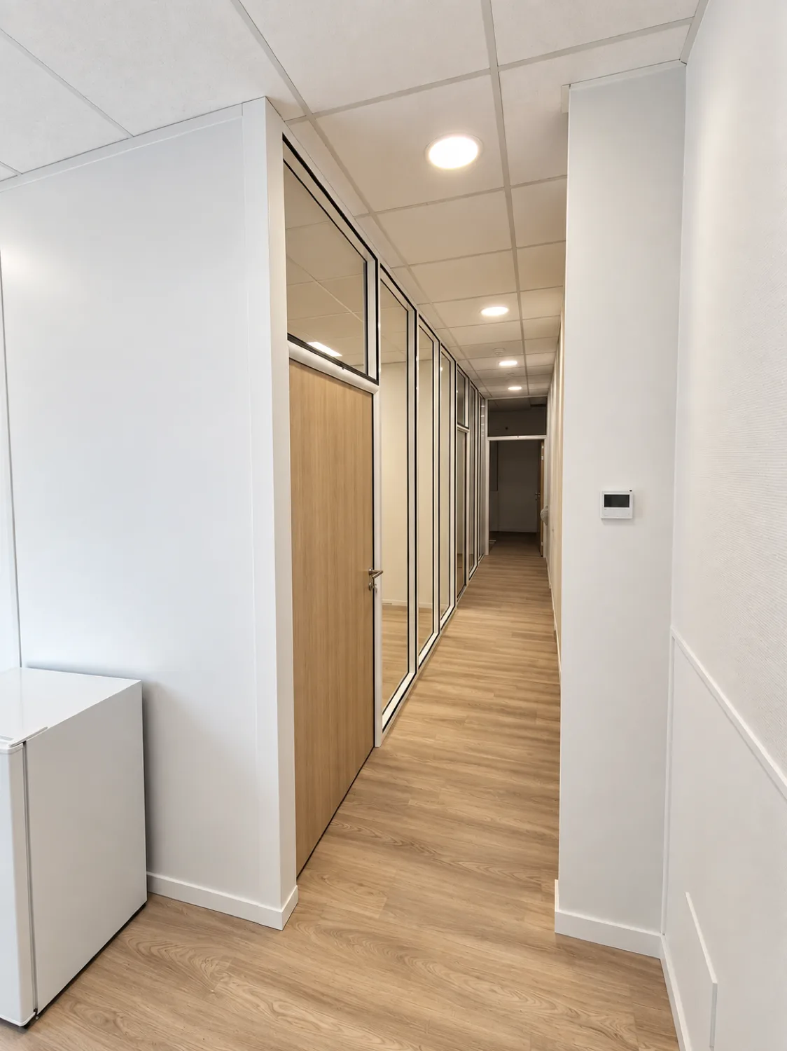 Pose de cloisons et de menuiseries intérieures de bureaux à Vienne, chantier réalisé par ECM