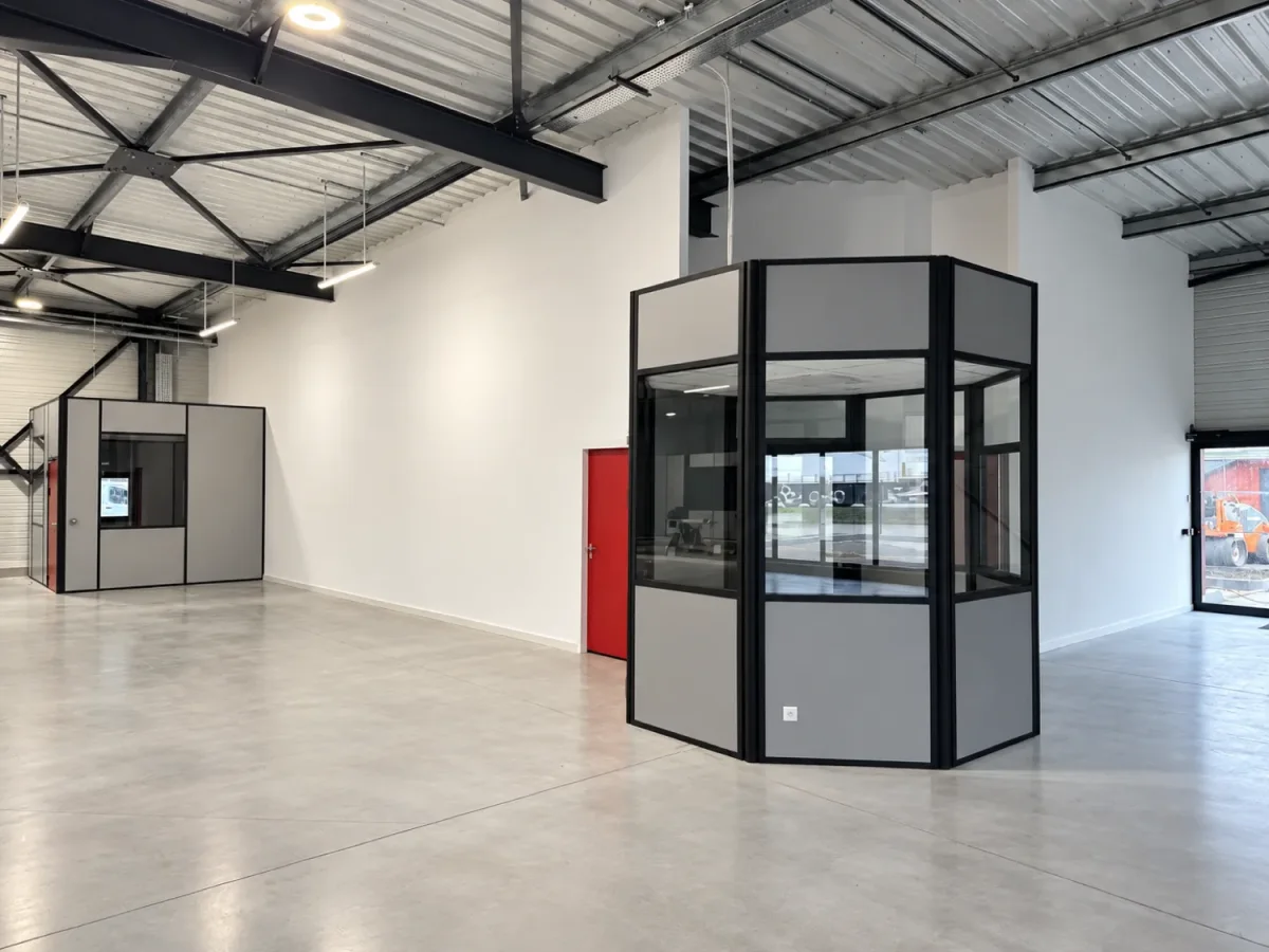 Pose de cloisons pour des bureaux en hall industriel à Vienne, chantier réalisé par ECM