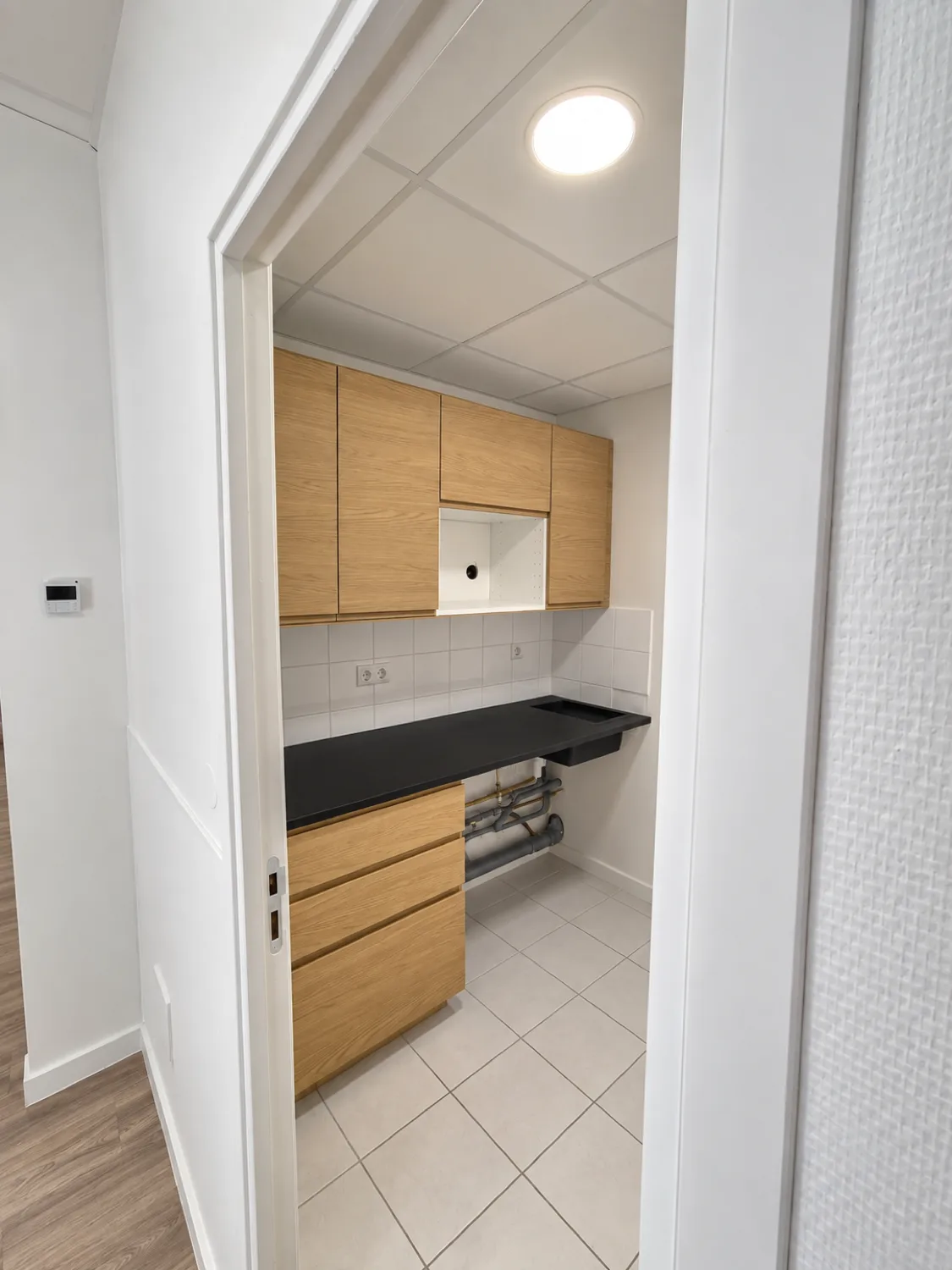 Pose de cloisons et de menuiseries intérieures de bureaux à Vienne, vue depuis la circulation