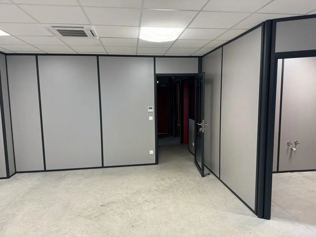 Pose de cloisons pour des bureaux en hall industriel à Vienne, détail de la mise en œuvre