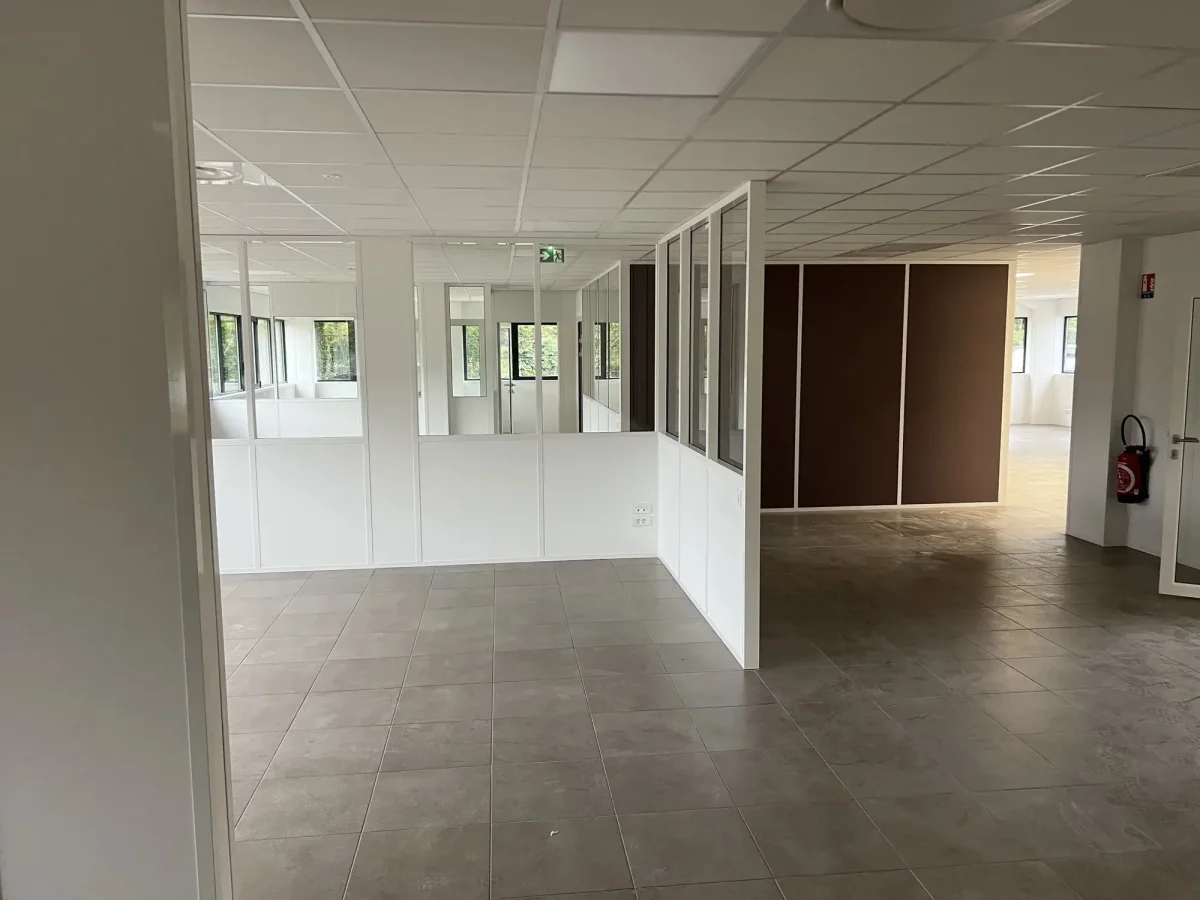 Cloisonnement et faux plafonds d'un plateau de bureaux à Vienne, chantier réalisé par ECM