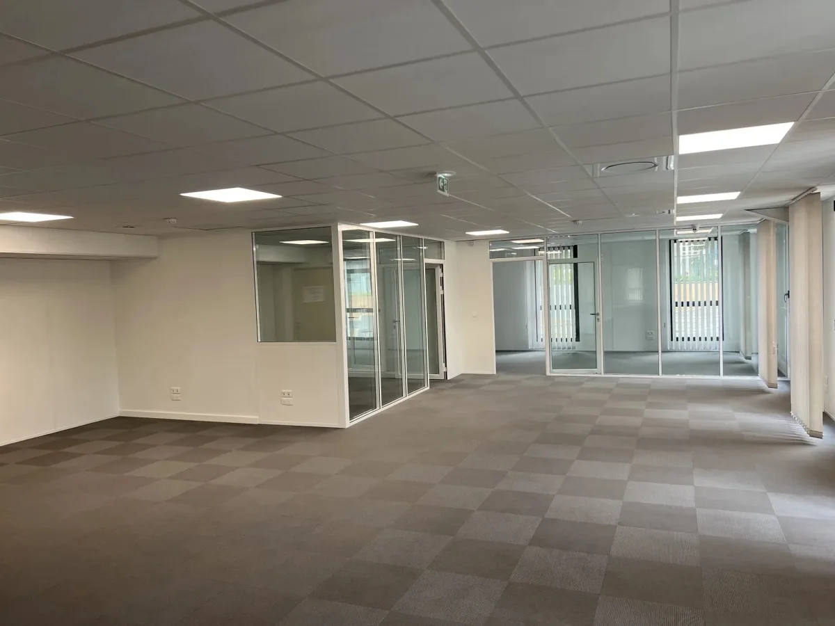 Cloisonnement et faux plafonds d'un plateau de bureaux à Vienne, détail de la mise en œuvre