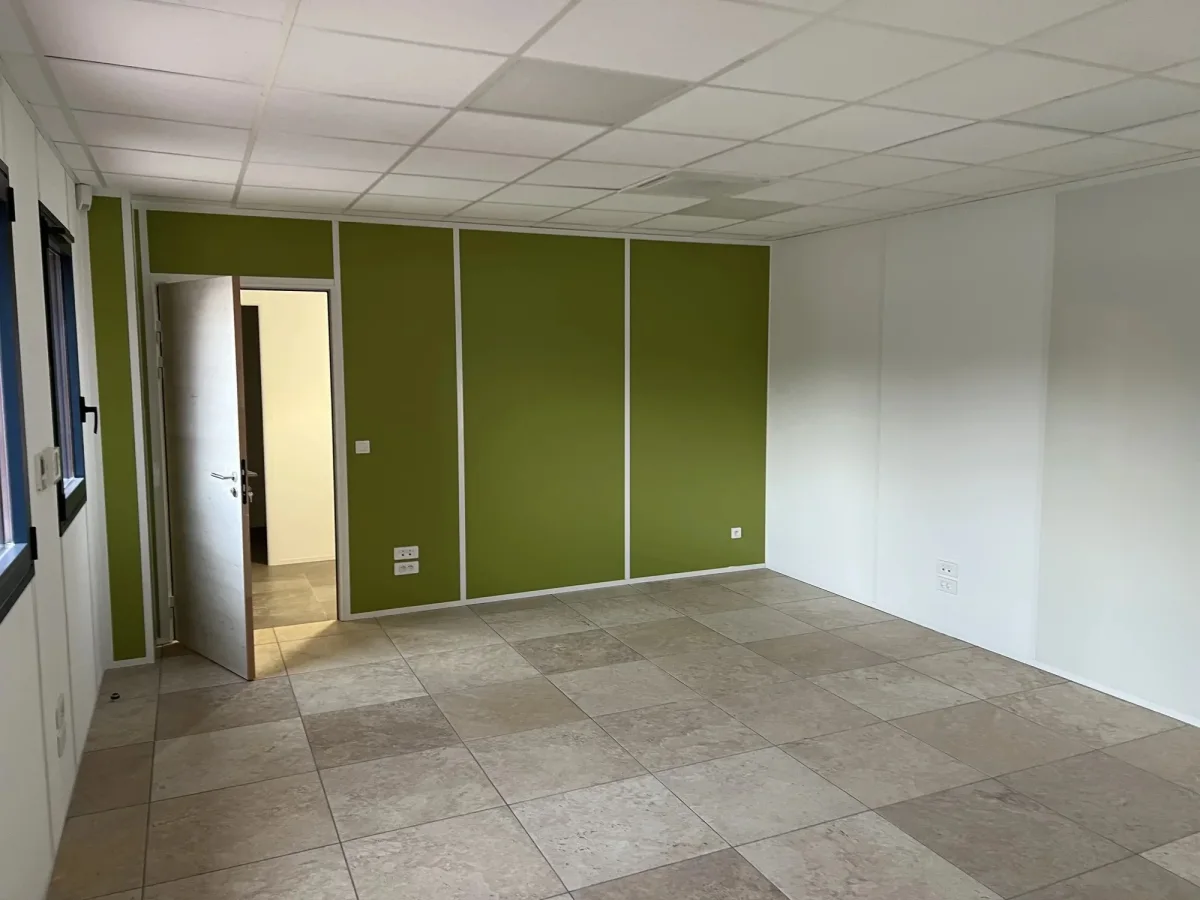 Cloisonnement et faux plafonds d'un plateau de bureaux à Vienne, vue depuis la circulation