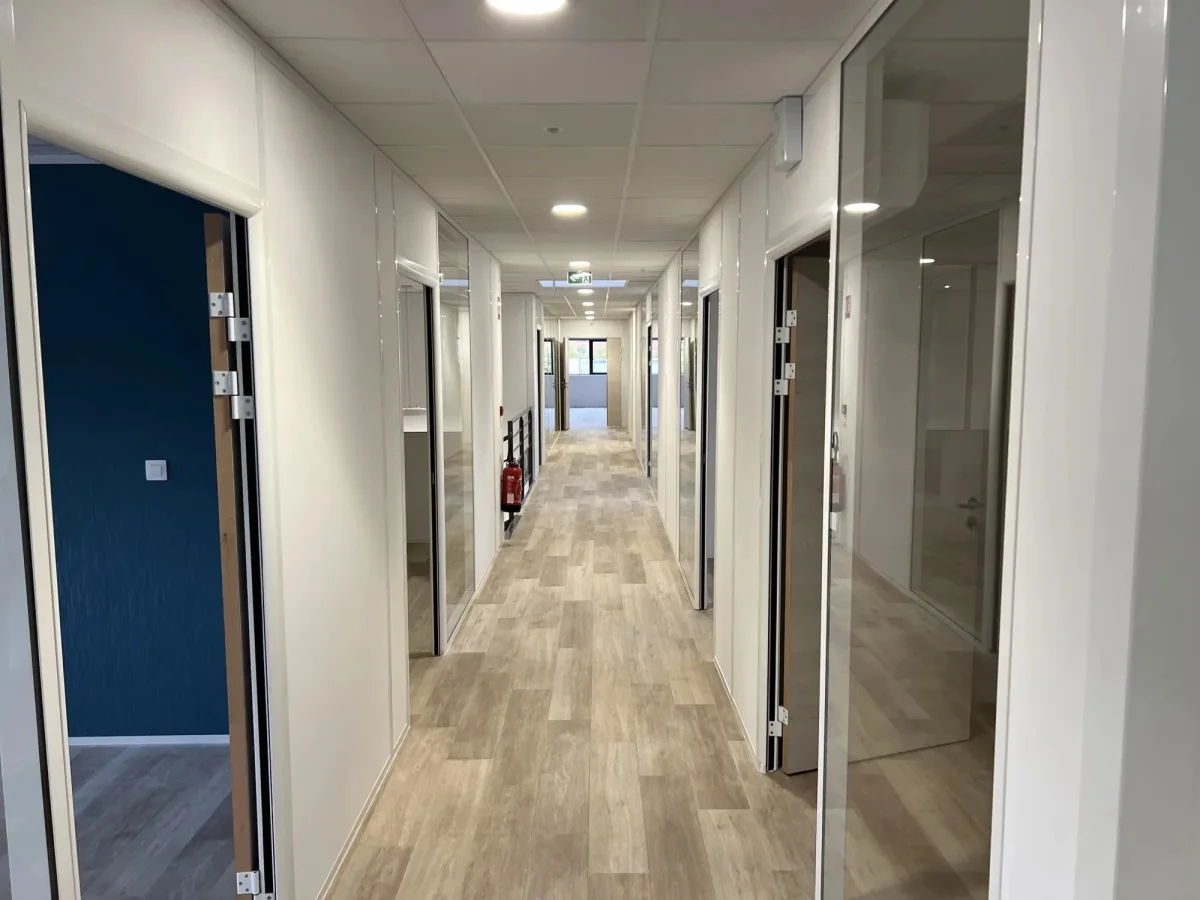 Cloisonnement et faux plafonds d'un plateau de bureaux à Vienne, espace livré