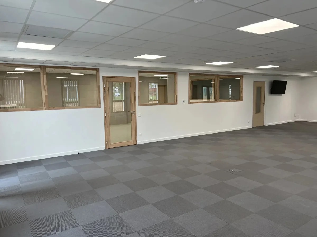 Cloisonnement et faux plafonds d'un plateau de bureaux à Vienne, vue en enfilade