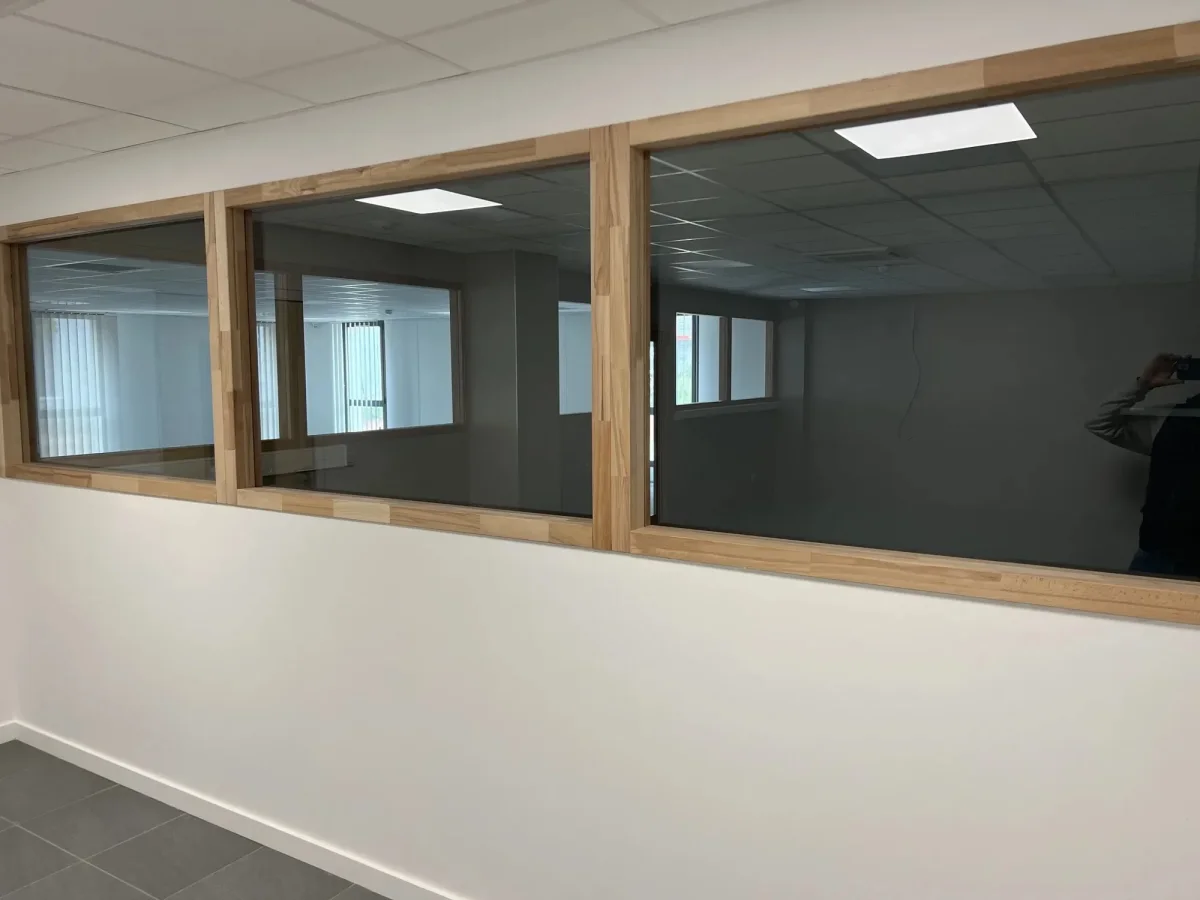 Cloisonnement et faux plafonds d'un plateau de bureaux en Rhône-Alpes, perspective sur l'espace traité