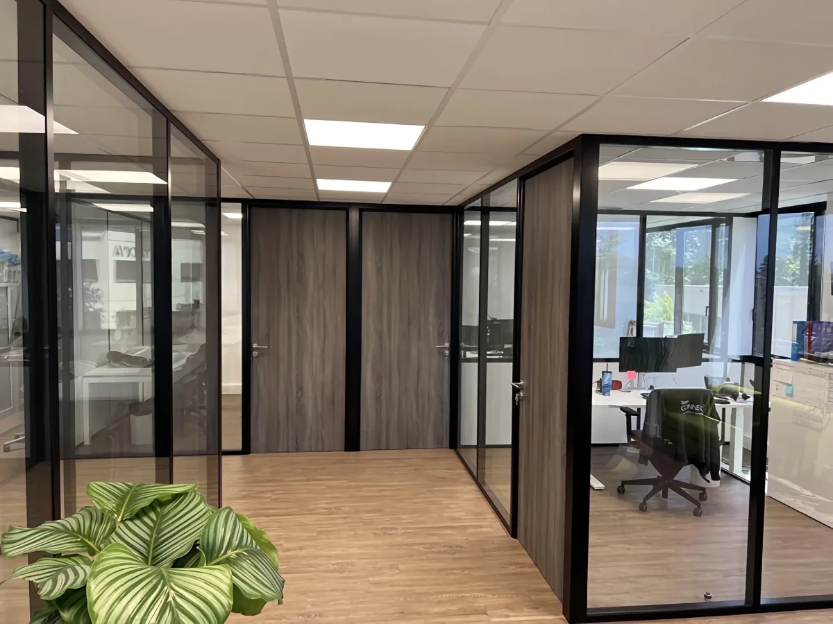 Pose de cloisons amovibles pour des bureaux à Vienne, vue depuis la circulation
