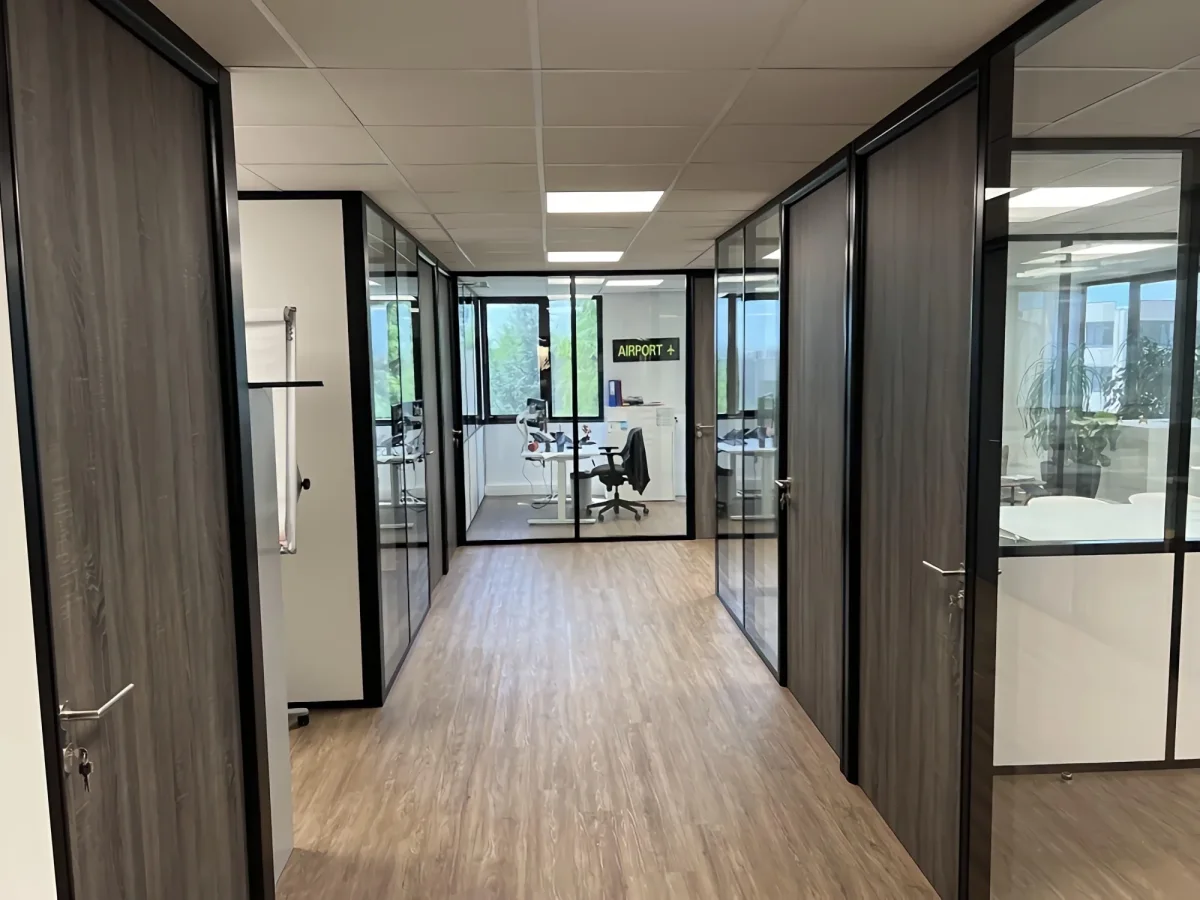 Pose de cloisons amovibles pour des bureaux en Rhône-Alpes, finitions et raccords