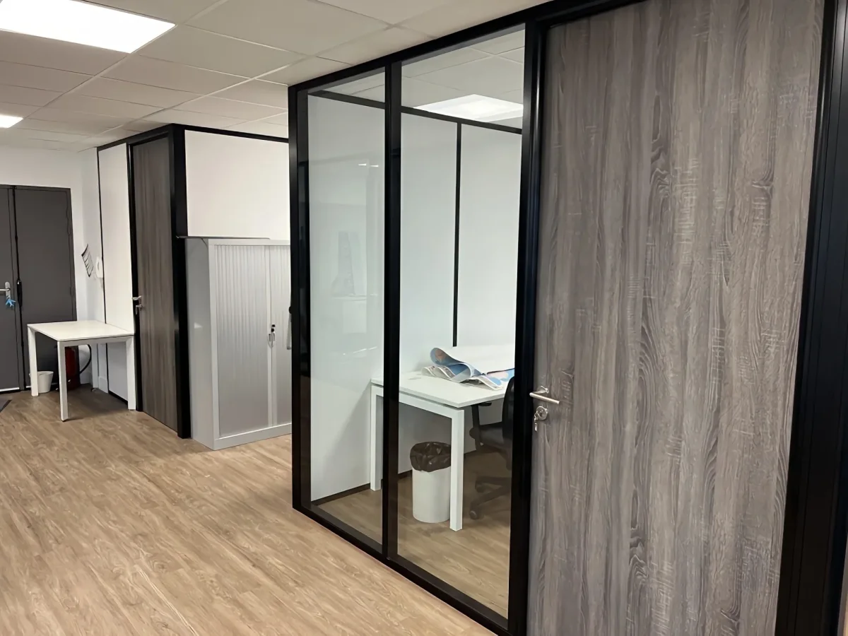 Pose de cloisons amovibles pour des bureaux à Vienne, détail de la mise en œuvre
