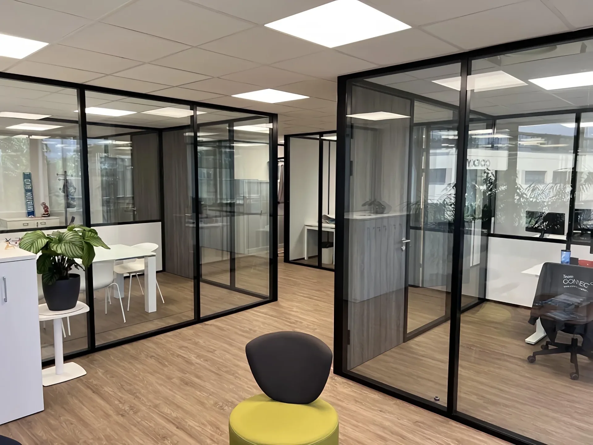 Pose de cloisons amovibles pour des bureaux à Vienne, chantier réalisé par ECM