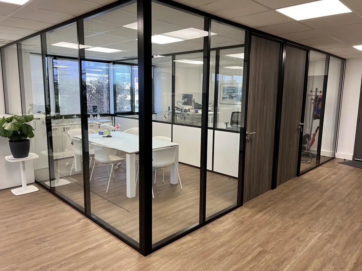 Pose de cloisons amovibles pour des bureaux à Vienne, espace livré