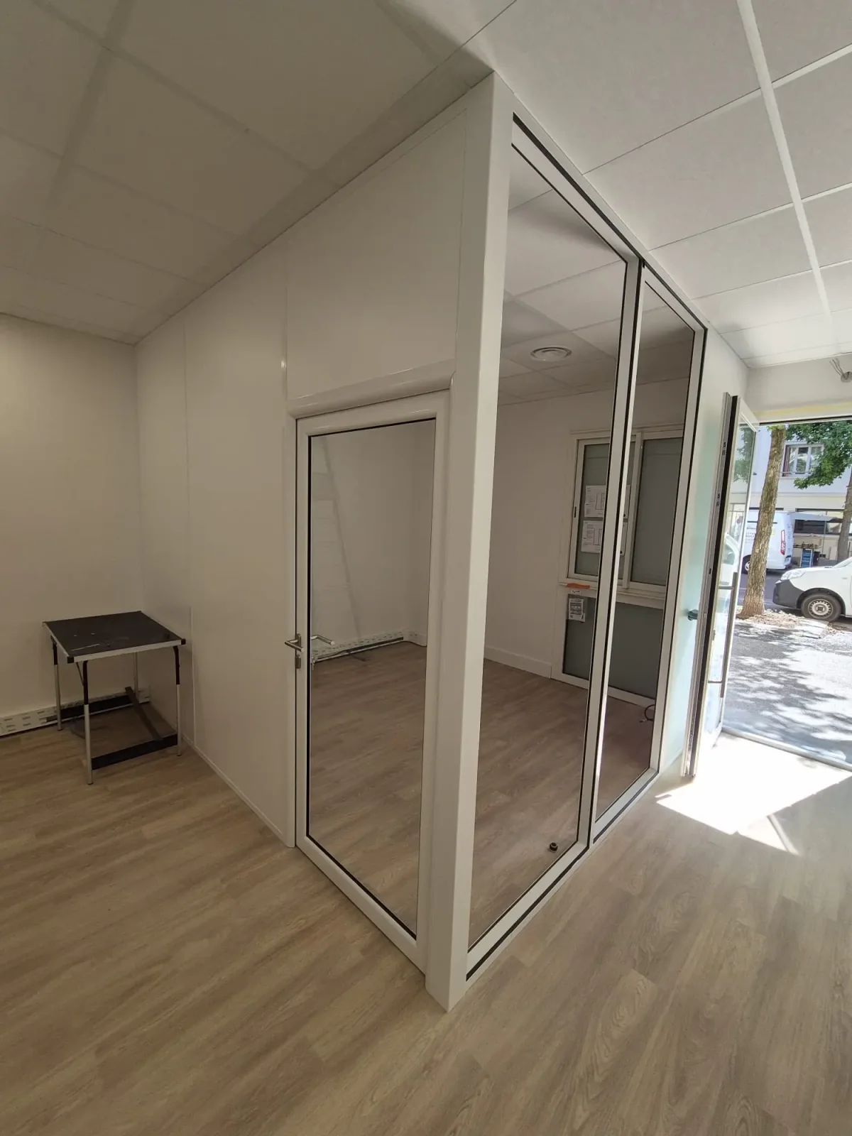 Pose de cloisons et de menuiseries intérieures de bureaux à Vienne, détail de la mise en œuvre