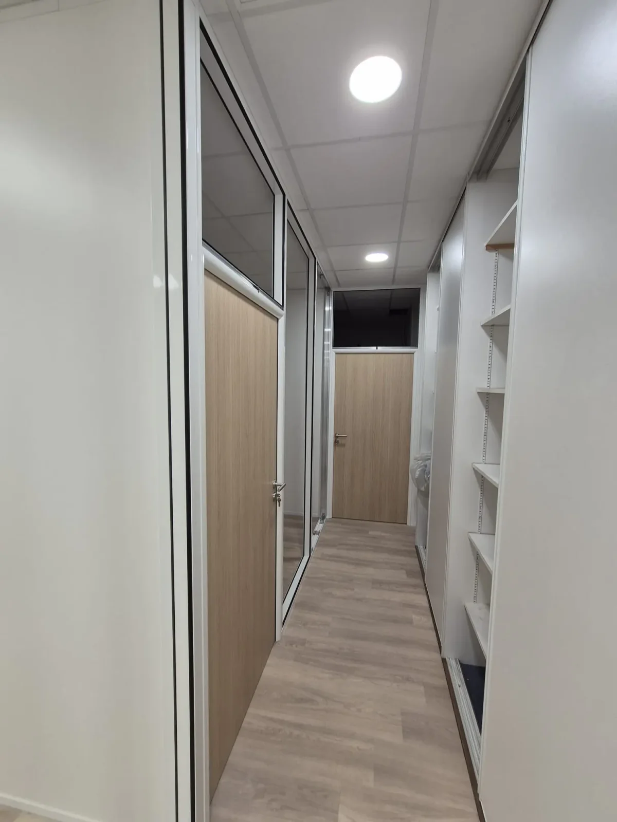 Pose de cloisons et de menuiseries intérieures de bureaux en Rhône-Alpes, finitions et raccords