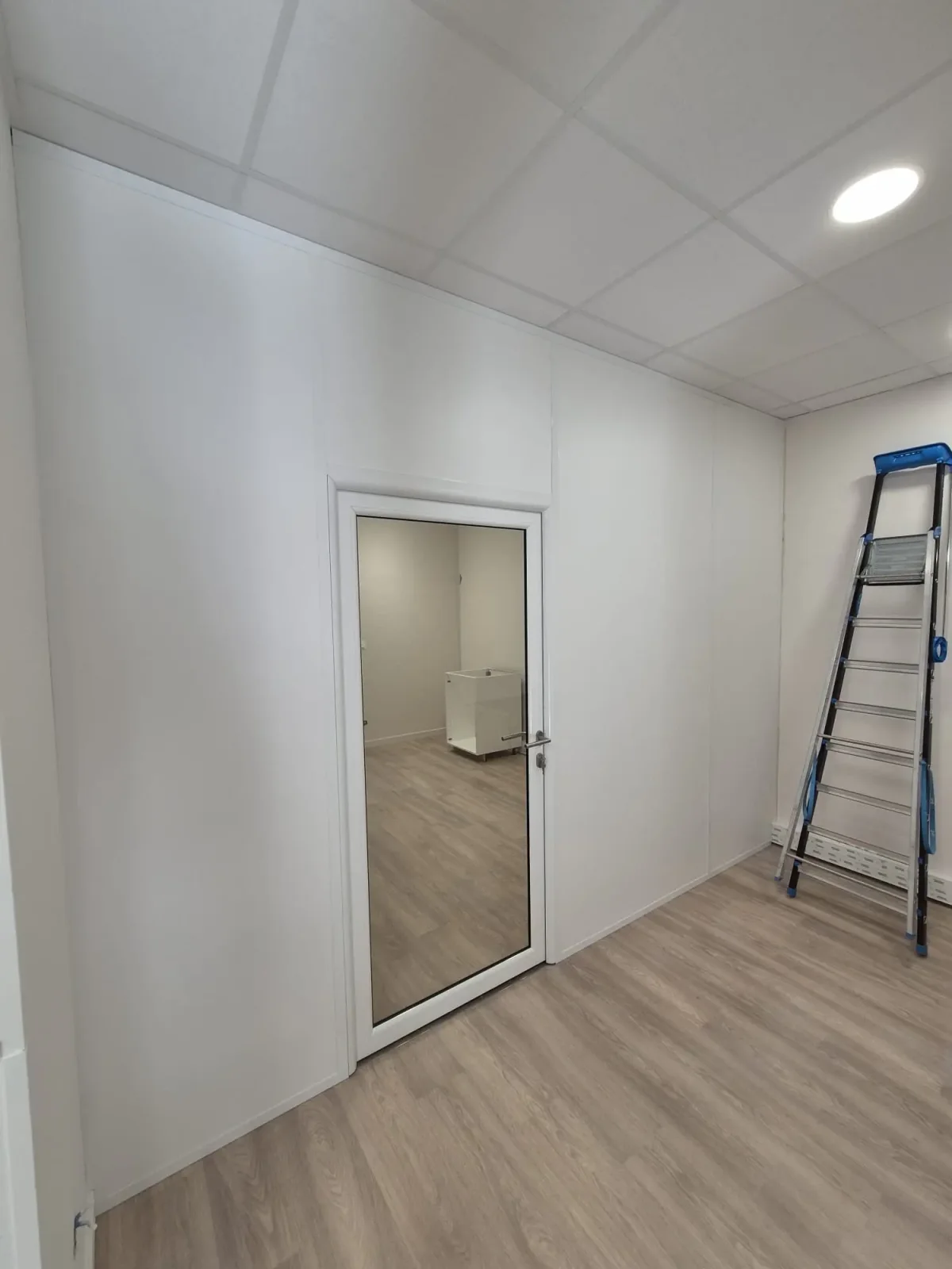 Pose de cloisons et de menuiseries intérieures de bureaux à Vienne, espace livré