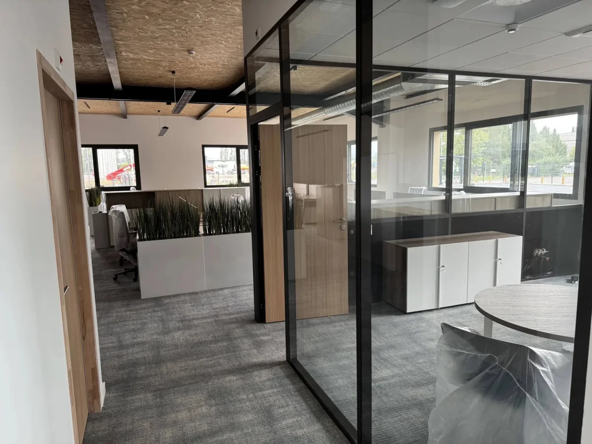 Pose de cloisons vitrées dans un immeuble de bureaux à Vienne, vue depuis la circulation