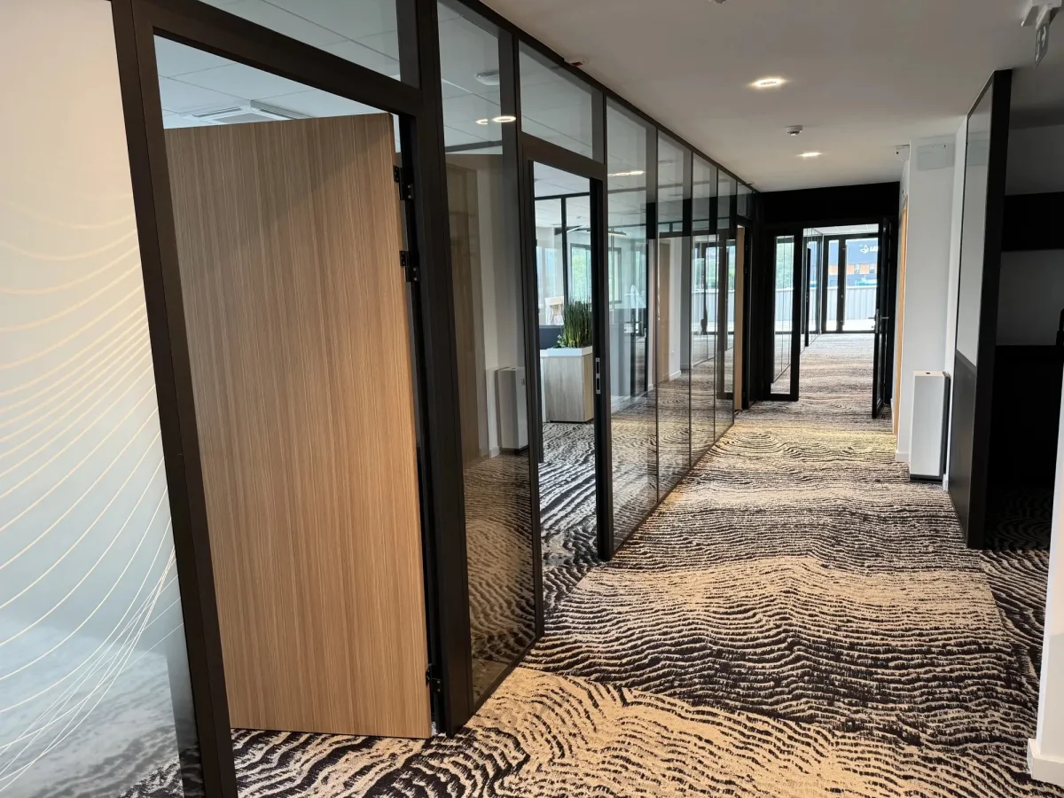 Pose de cloisons vitrées dans un immeuble de bureaux à Vienne, chantier réalisé par ECM