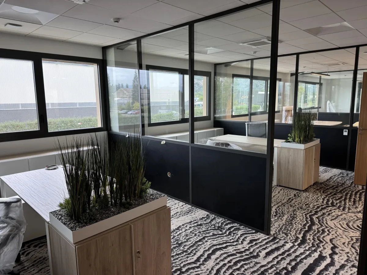 Pose de cloisons vitrées dans un immeuble de bureaux à Vienne, détail de la mise en œuvre