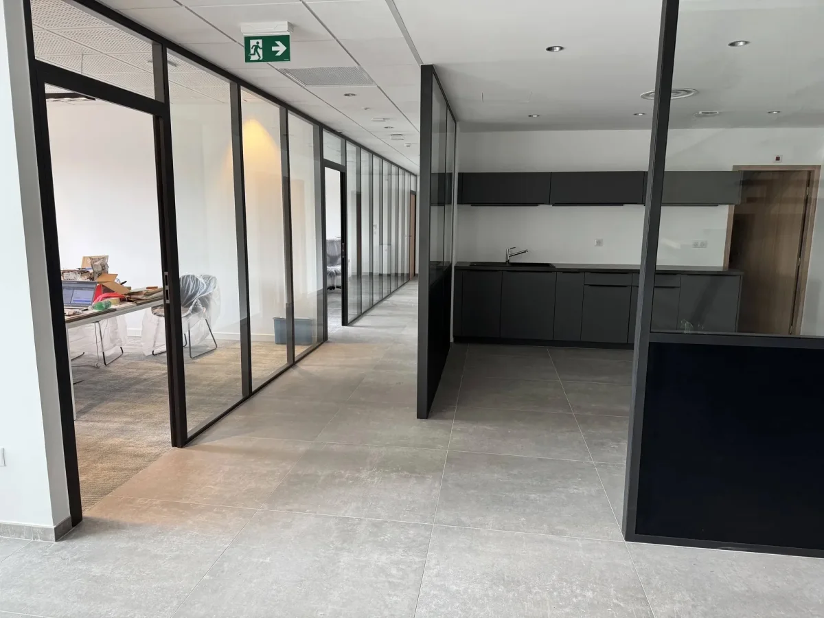 Pose de cloisons vitrées dans un immeuble de bureaux à Vienne, espace livré