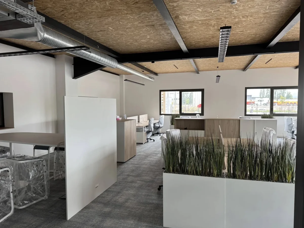 Pose de cloisons vitrées dans un immeuble de bureaux en Rhône-Alpes, finitions et raccords