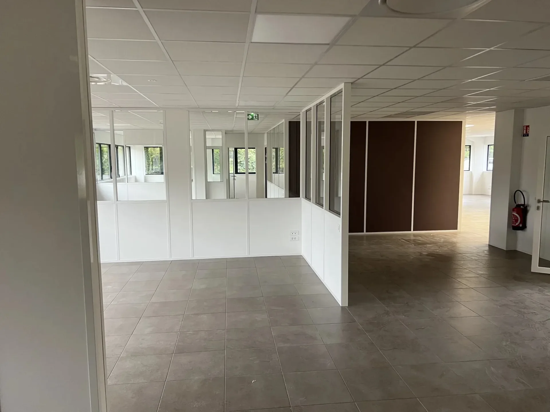 Plateau de bureaux neuf cloisonné en verre à cadre blanc, faux plafonds
