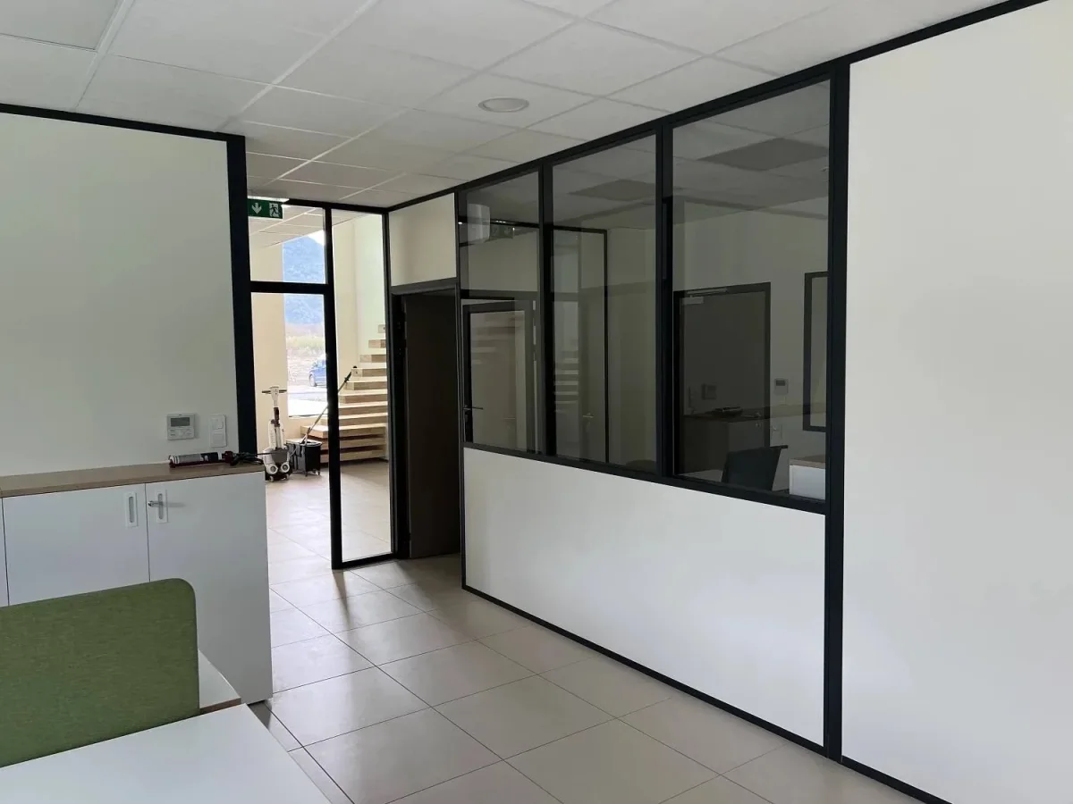 Pose de cloisons vitrées pour un open space à Vienne, détail de la mise en œuvre