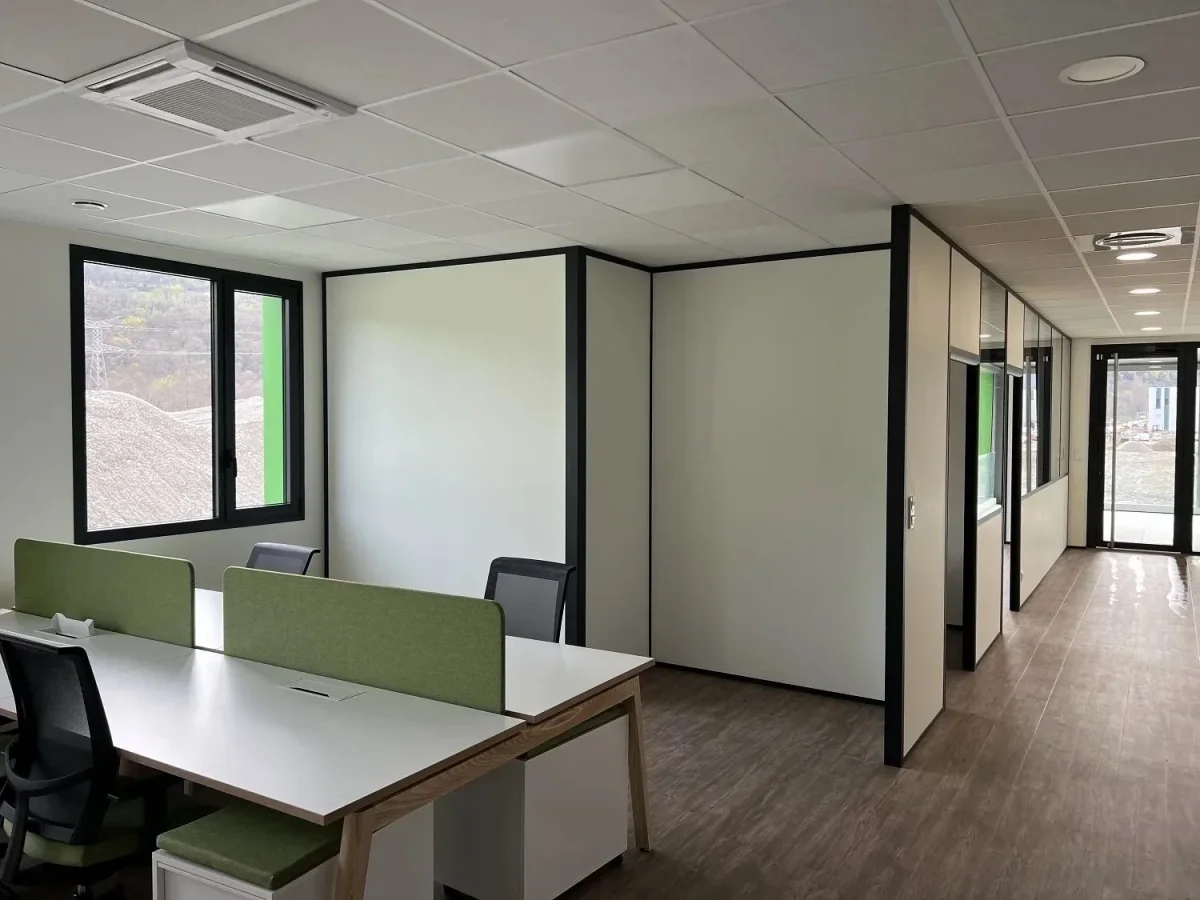 Pose de cloisons vitrées pour un open space en Rhône-Alpes, finitions et raccords