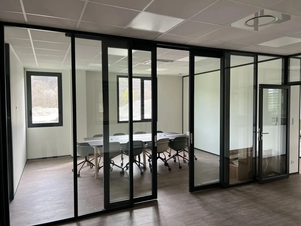 Pose de cloisons vitrées pour un open space à Vienne, espace livré