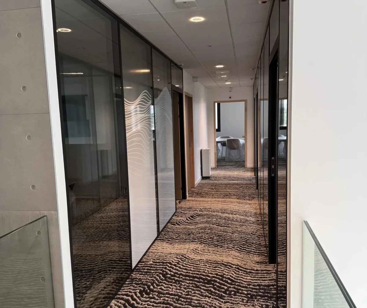 Pose de revêtements de sols dans un immeuble de bureaux à Vienne, détail de la mise en œuvre